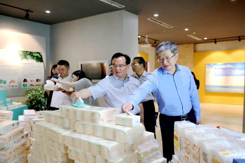 2019年 5月22日，时任浙江省社会组织综合党委专职副书记、省民政厅社会组织管理局局长蔡国华莅临九龙体育调研企业发展情况和党建工作